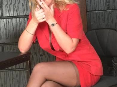 Louise hodges traje rojo